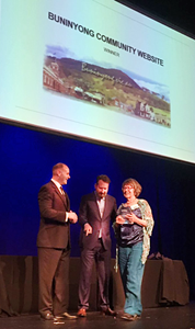 Buninyong Community Website wins the 2016 Leonie Dunbar Memorial Award for Community Websites</em> by the CEOs of auDA and Internet NZ, Cameron Boardman and Jordan Carter. Liz Lumsdon holds the Community Website trophy